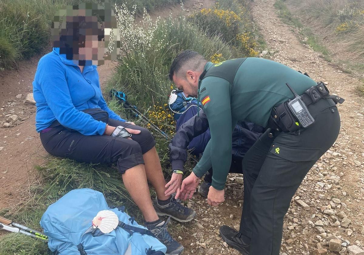 Rescatan a una peregrina herida en una zona de difícil acceso en Molinaseca