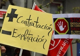 Pancartas en una manifestación del Primero de Mayo en León.