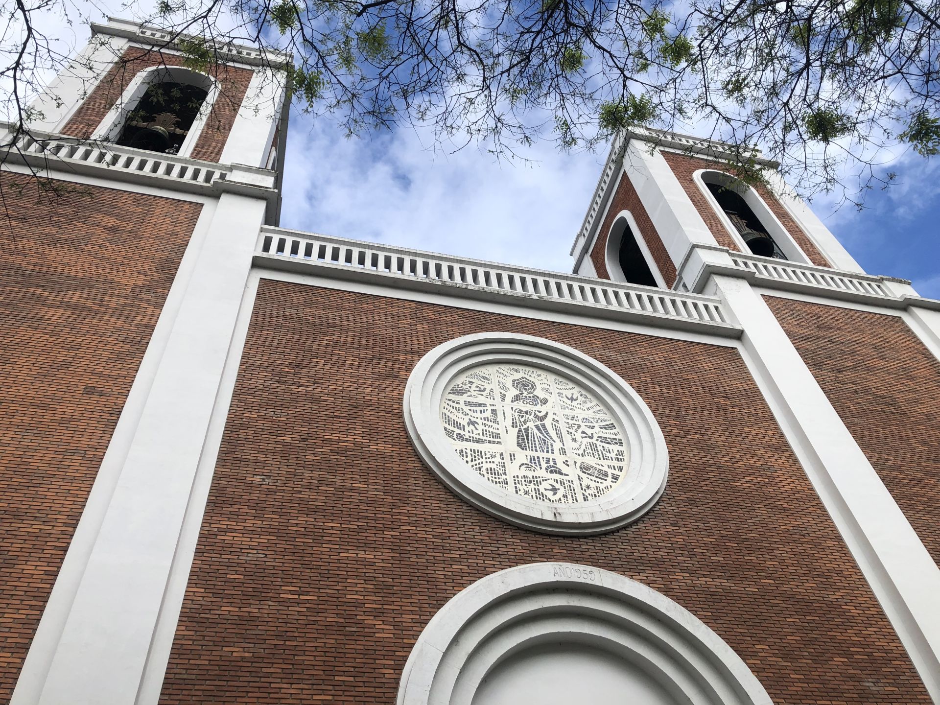 La iglesia de San Pedro se construyó en el boom urbanístico de La Ciudad del Dólar.