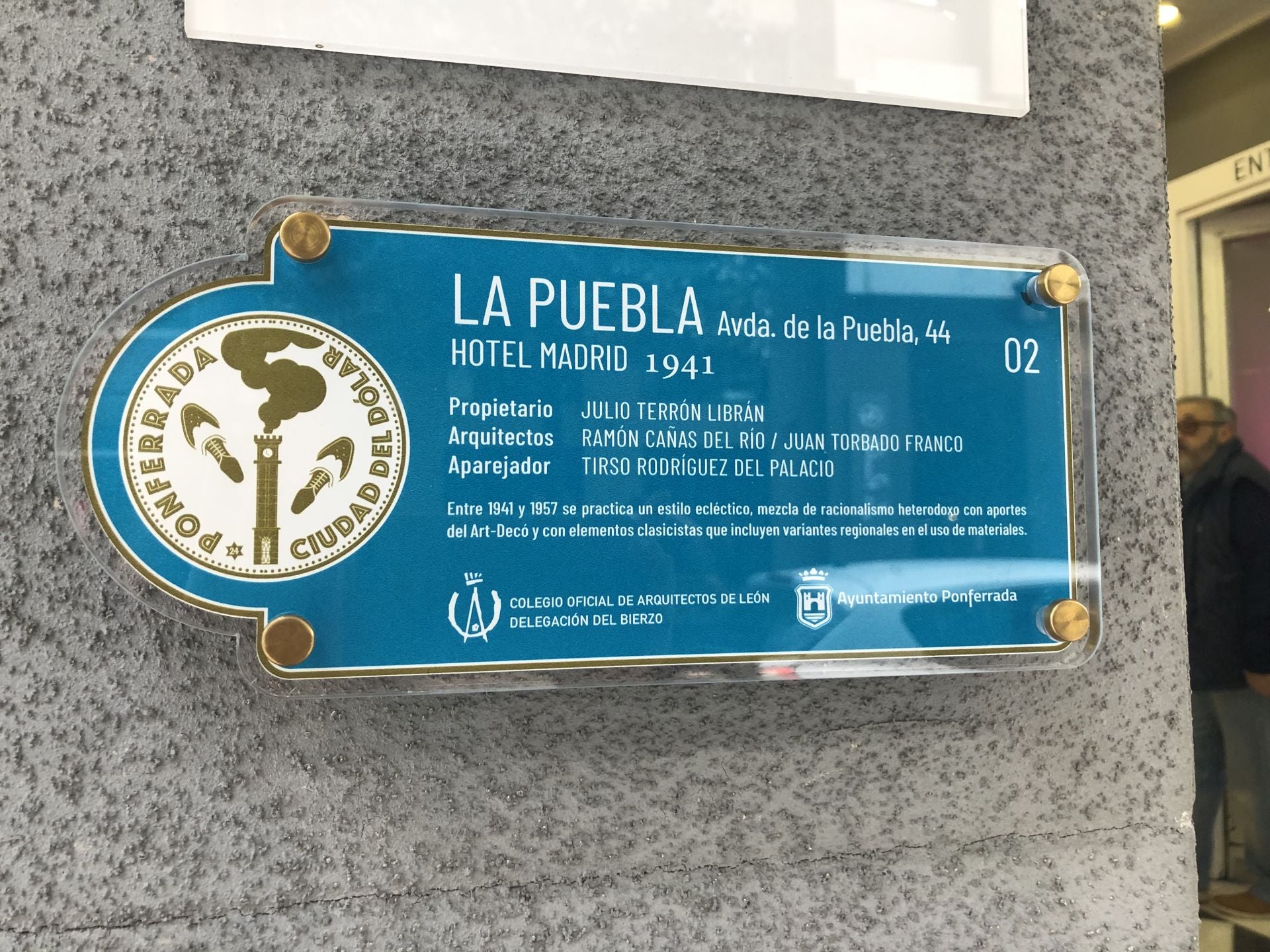 La primera de las placas instalada por el Ayuntamiento en el Hotel Alda (antiguo Hotel Madrid), uno de los lugares relacionados con el período de bonanza de la capital berciana.