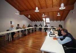 Reunión entre sindicatos y patronal en la Cámara de Comercio de Ponferrada para negociar el convenio colectivo del sector de la pizarra en Castilla y León.