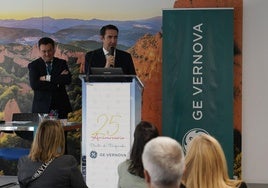 El director de la planta en Ponferrada y el consejero de Medio Ambiente durante el acto.