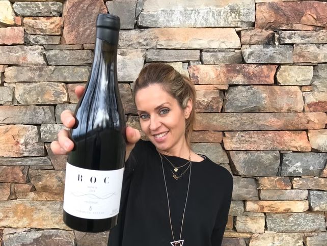 La viñadora Verónica Ortega muestra uno de sus vinos.