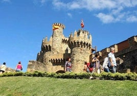 Turistas visitan en Castillo de los Templarios.