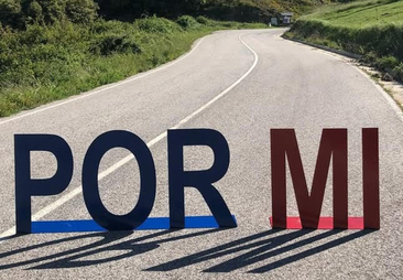 Imagen de las dos enigmáticas palabras que aparecieron en la carretera de acceso al Castillo de Cornatel.