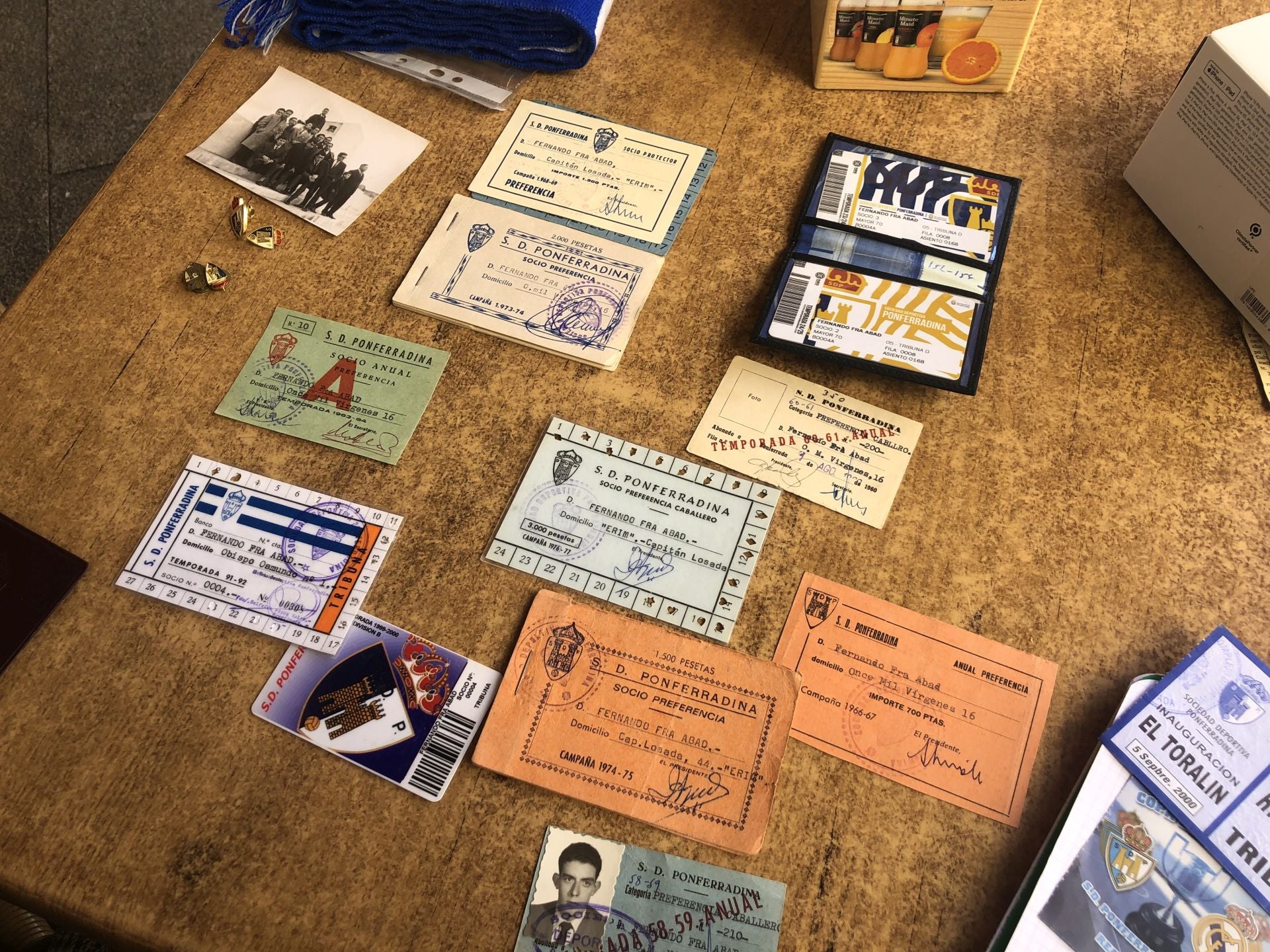 Imagen de algunos de los carnés del socio más antiguo de la SD Ponferradina.