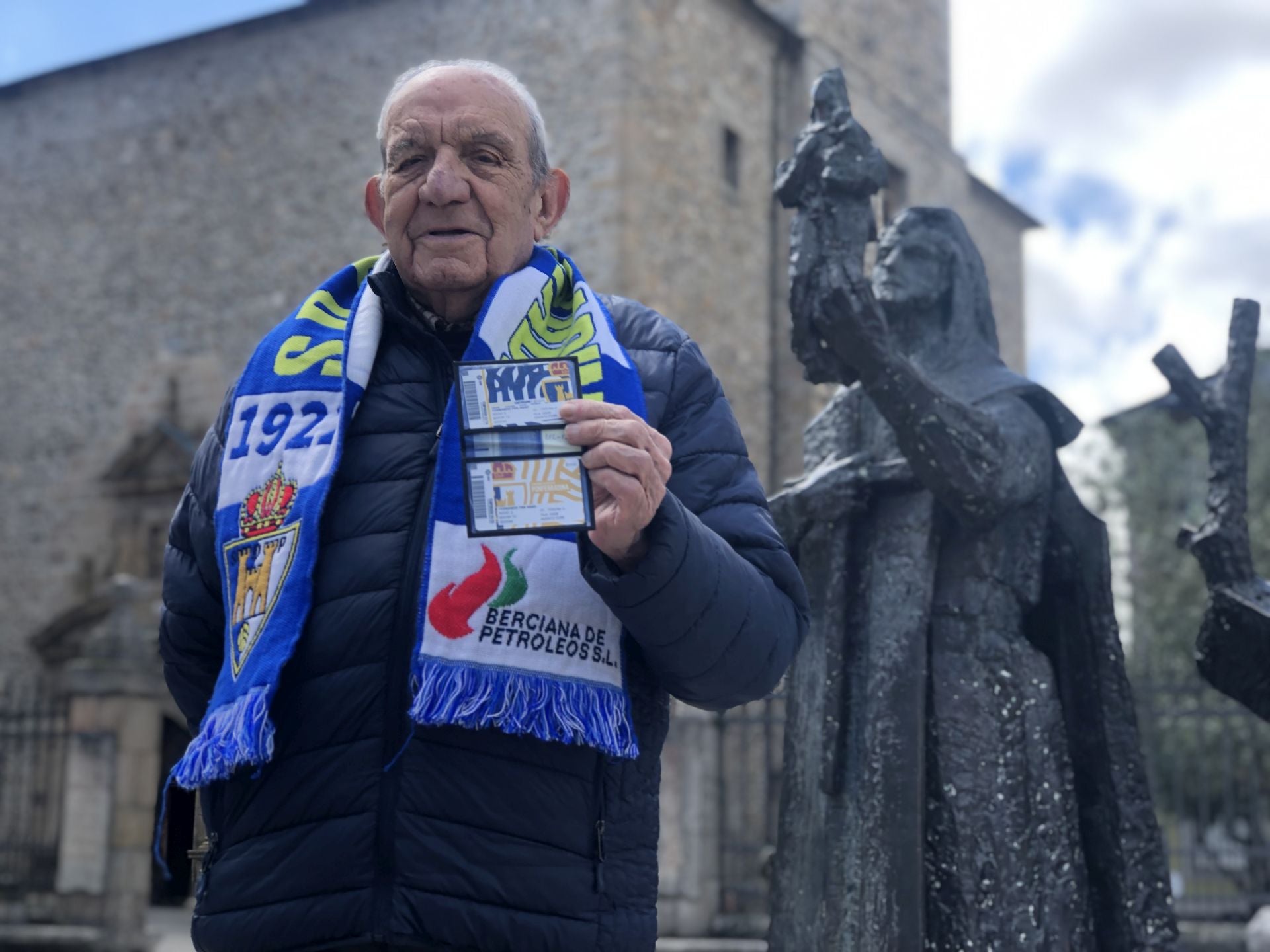 Frá muestra con orgullo su carné como socio número 2 del club blanquiazul.
