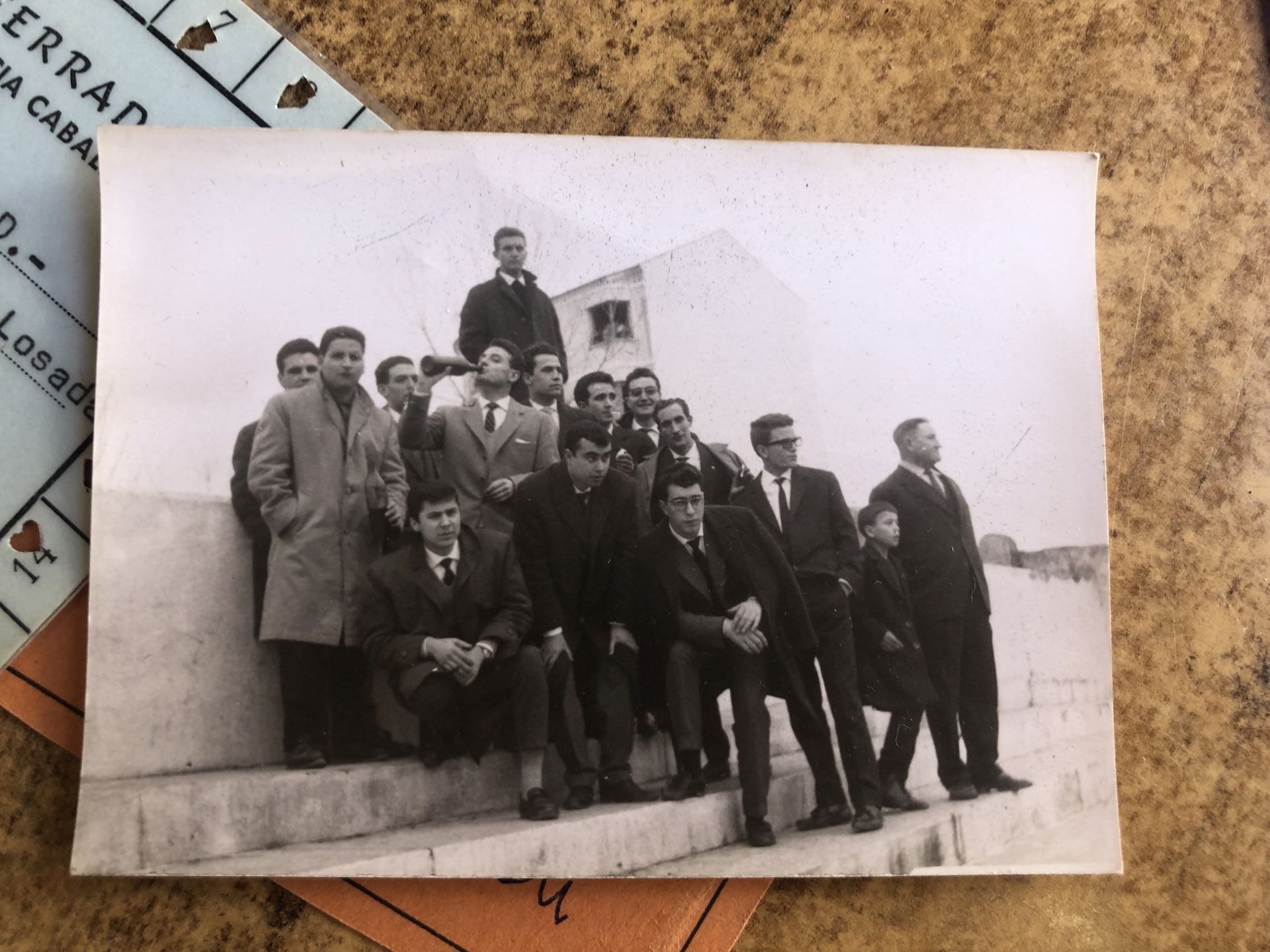 El socio más veterano de la Ponferradina (3I) junto a unos amigos, en uno de los viajes para seguir al primer equipo berciano.