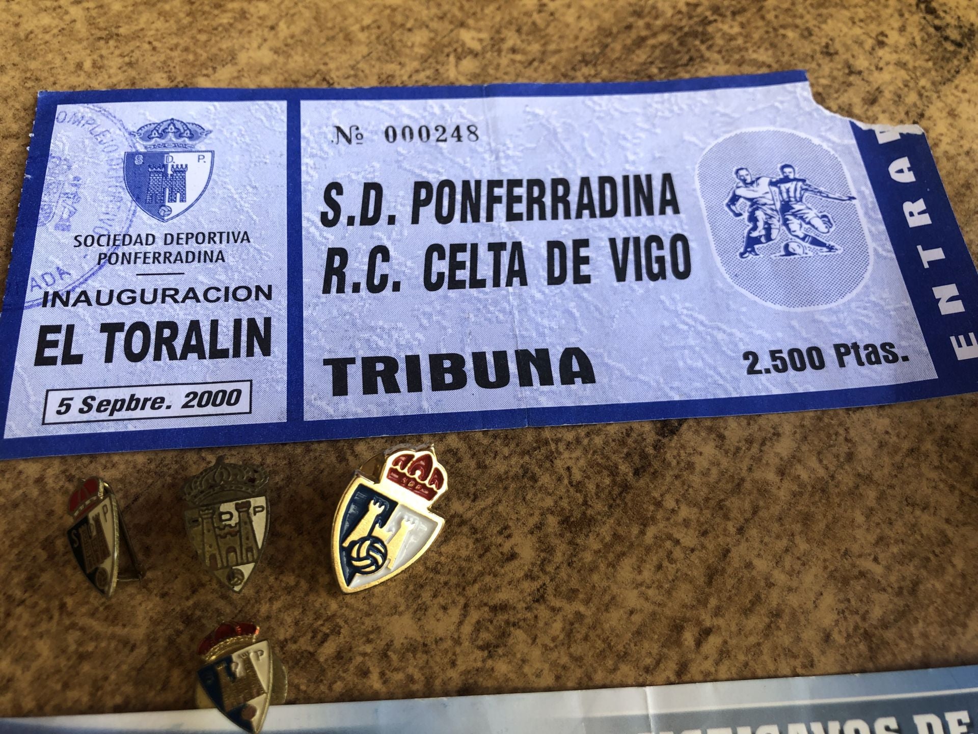 Entrada del partido de inauguración de El Toralín en septiembre de 2000 entre la SD Ponferradina y el Celta de Vigo.