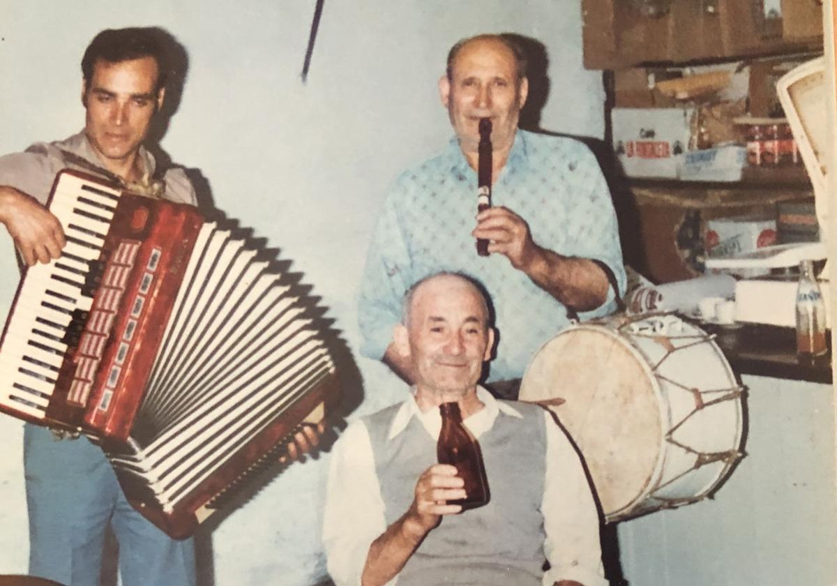 Imagen de José González, Pepe, (D) en una celebración con amigos.