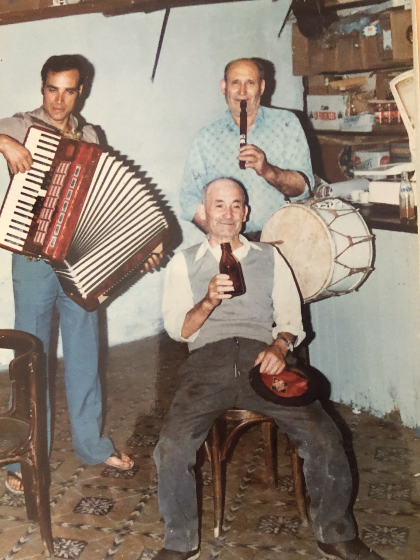 El artesano berciano (D) toca la flauta y el tamboril en una fiesta con varios amigos.