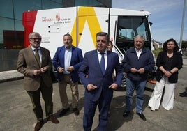 El consejero de Presidencia (C) presentó la nueva barredora de la Mancomunidad del Bierzo Central.