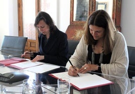 La directora general de Ciuden (D) y la directora general de Patrimonio Cultural y Bellas Artes del Ministerio de Cultura, durante la firma del acuerdo.
