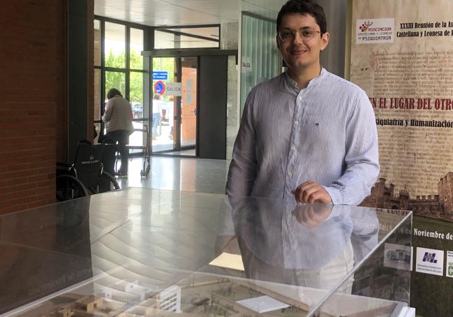 El primer MIR de Urología del primer centro sanitario de la comarca, junto a la maqueta del hospital.