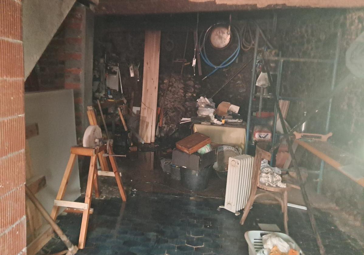Imagen del interior de la vivienda afectada por el fuego.