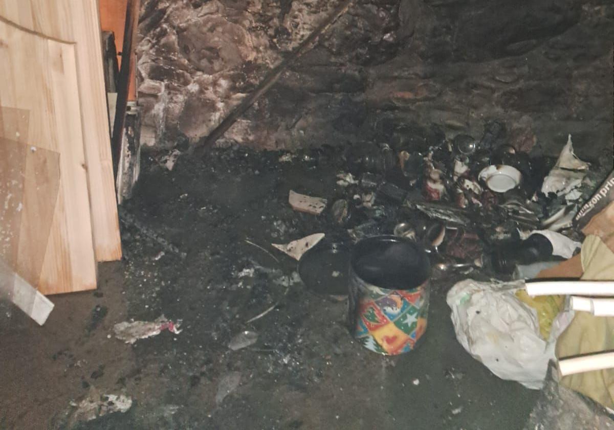 Imagen principal - El fuego se produjo en la planta baja de la casa situada en la calle del Oro de Molinaseca.