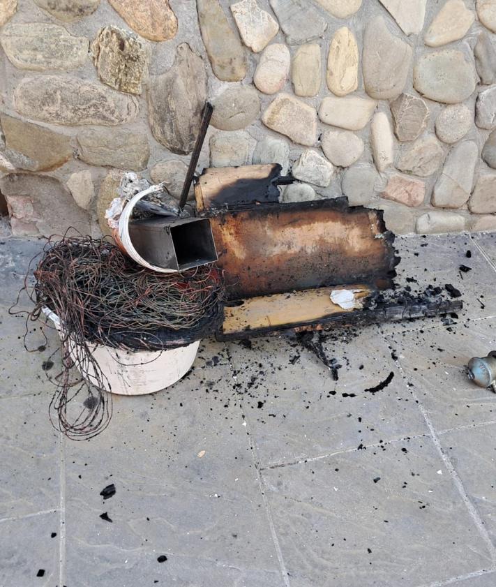 Imagen secundaria 2 - El fuego se produjo en la planta baja de la casa situada en la calle del Oro de Molinaseca.