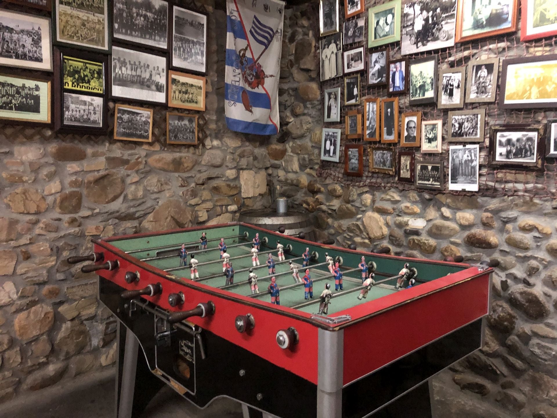 El clásico futbolín junto a varias fotografías ligadas a la historia del fútbol en la ciudad.