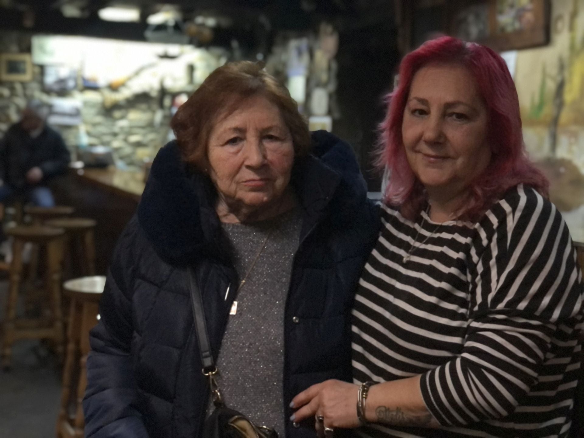 Ana Rodríguez (D) junto a su madre Marína Domínguez (I), en un rincón de la bodega de El Pescador.