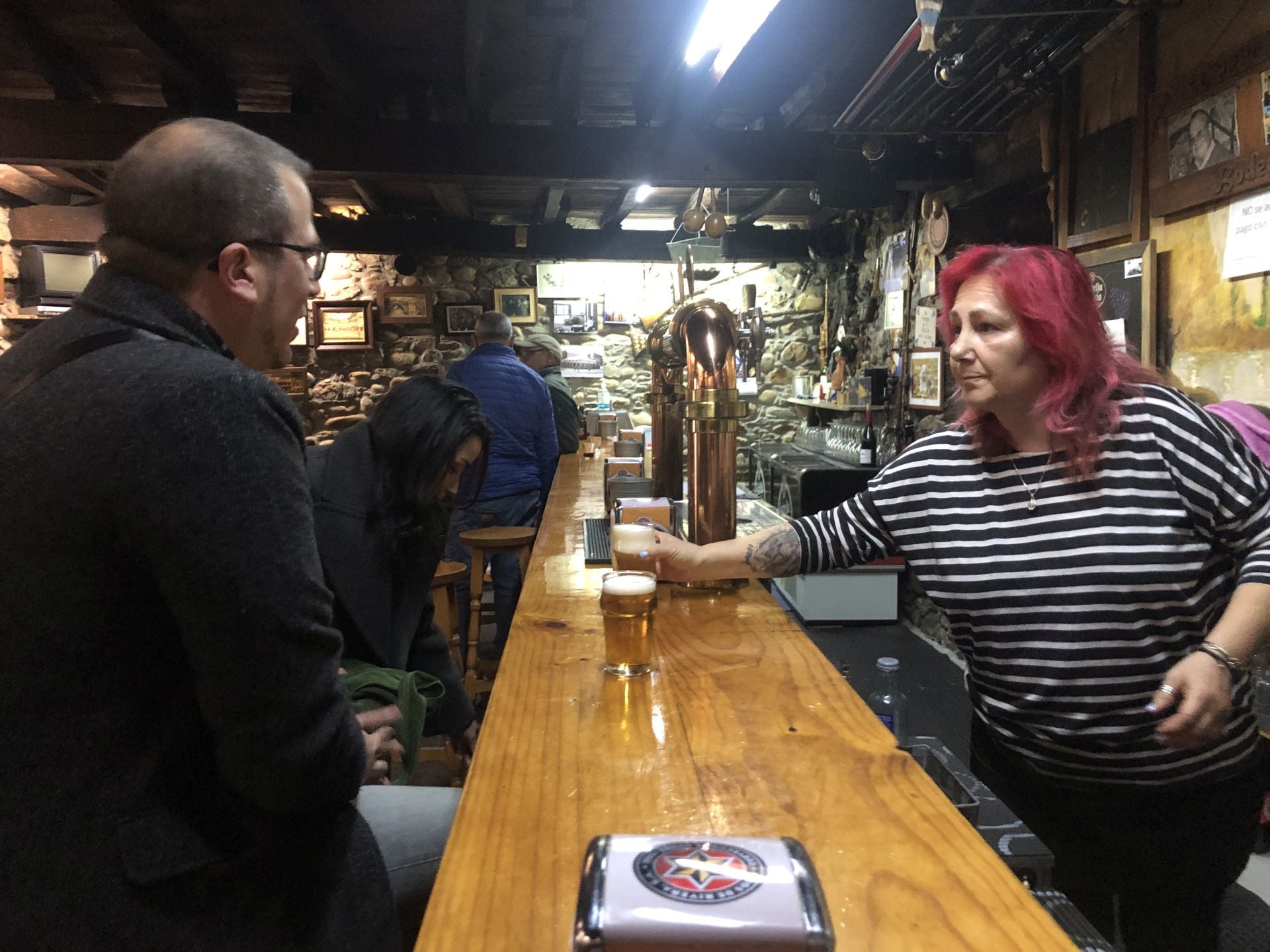 Ana Rodríguez sirve una cerveza a unos clientes.