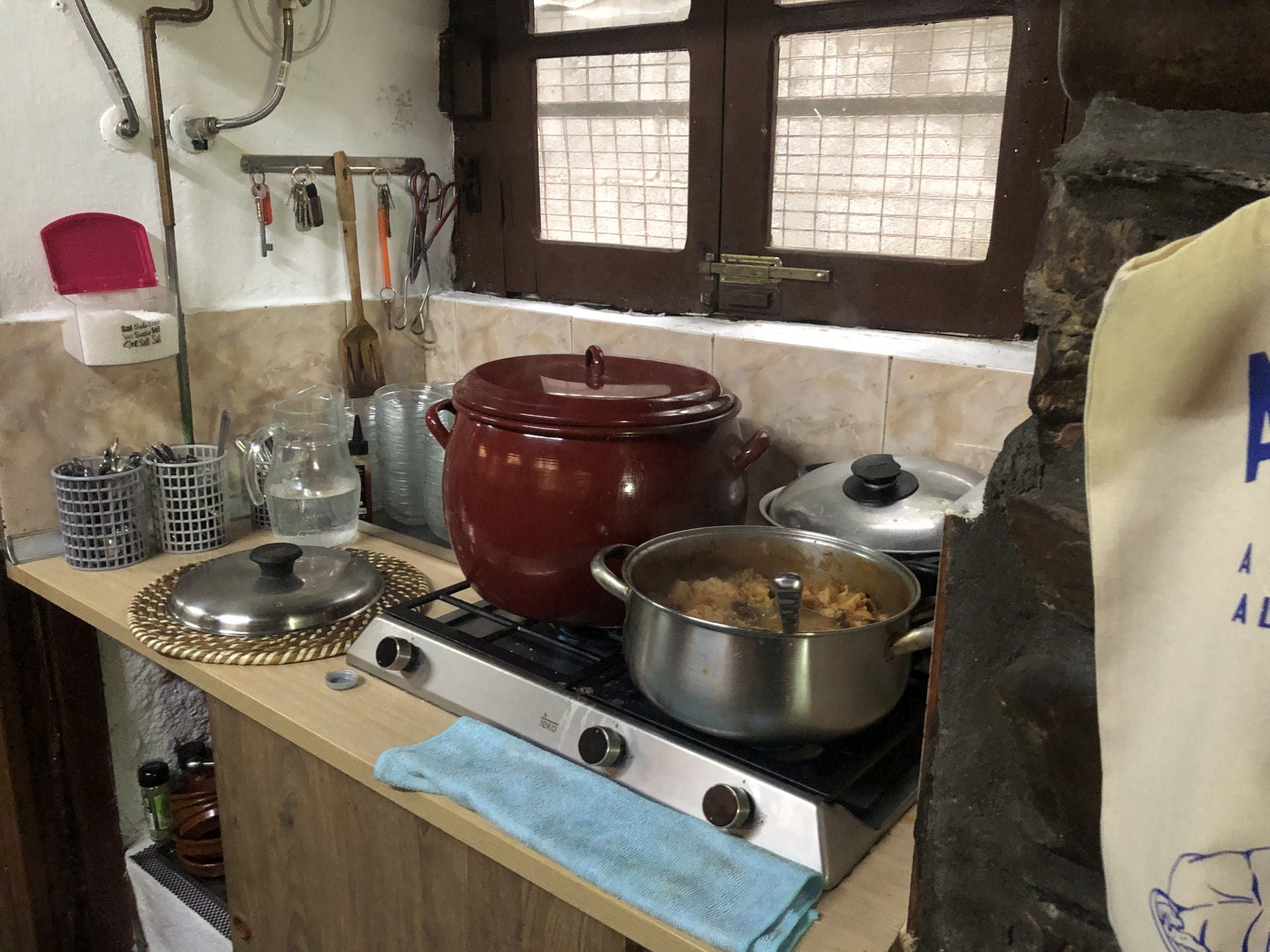 Las sopas de ajo haciéndose en la cocina de la bodega de El Pescador.