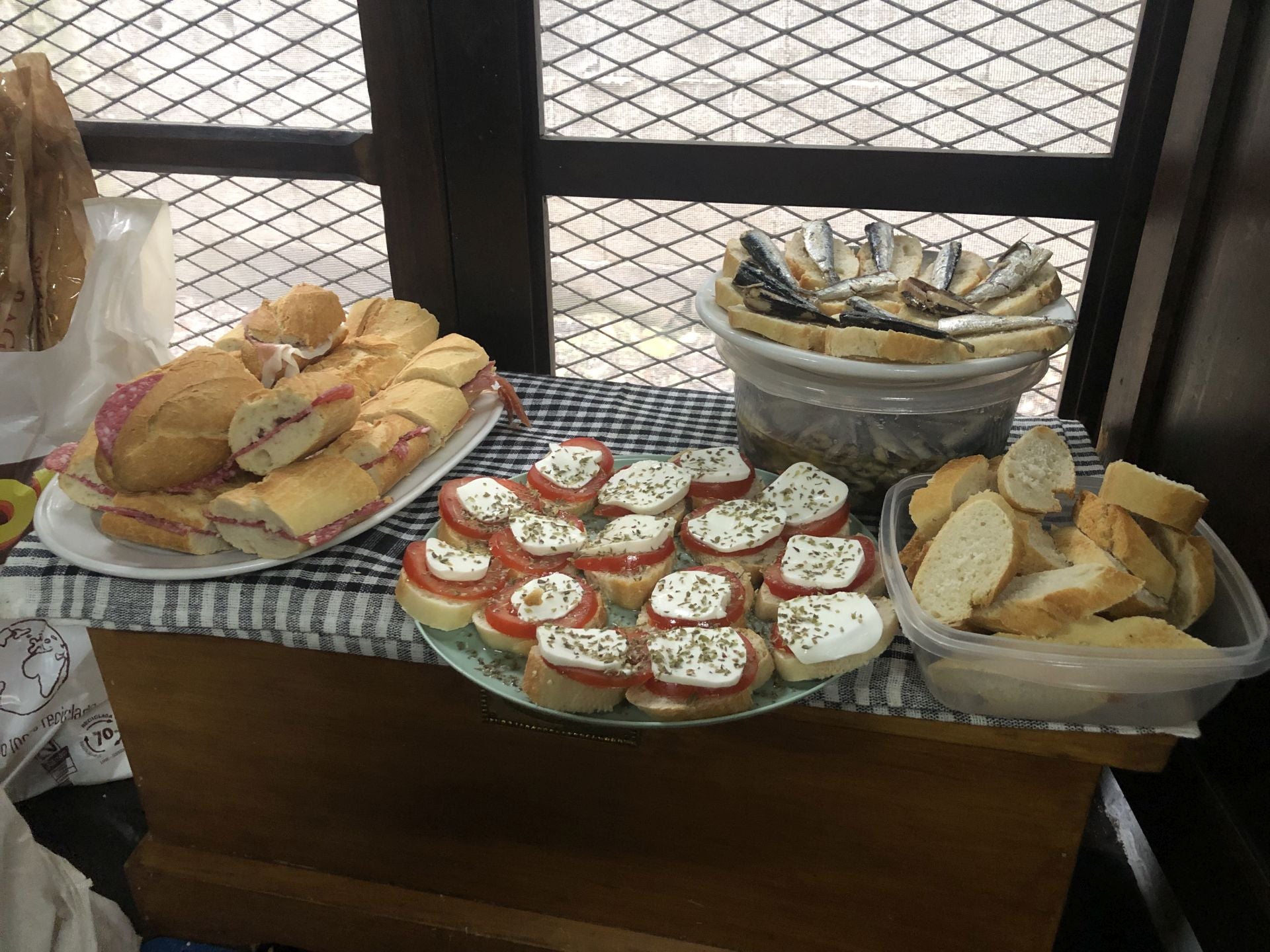 Imagen de algunos de los pinchos que se sirven en la bodega.