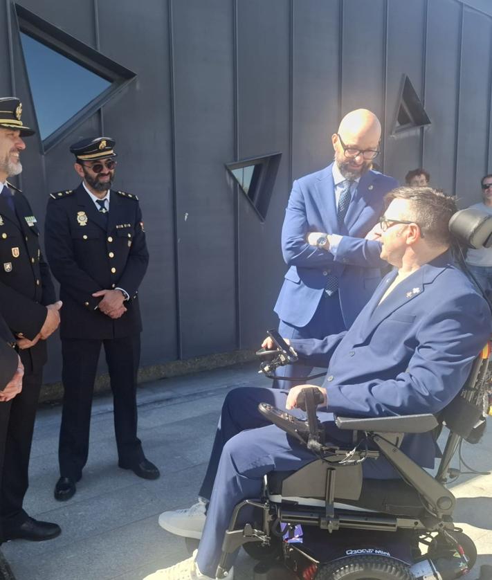 Imagen secundaria 2 - El subdelegado del Gobierno fue el encargado de entregarle la Medalla al Mérito en Ciberdefensa de Petec, en un acto en el que estuvo arropado por compañeros y autoridades.