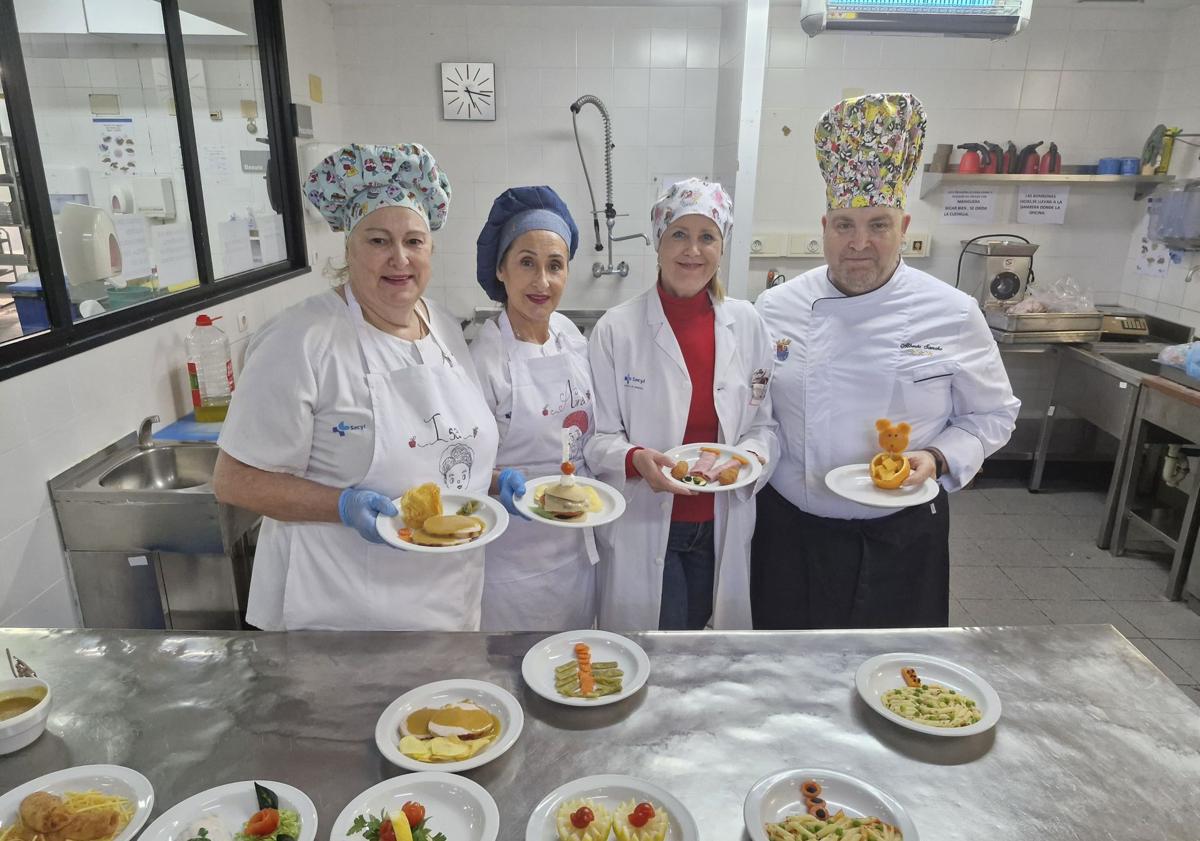 Imagen principal - El equipo del servicio de Cocina del Hospital del Bierzo (A) muestra algunos de los platos elaborados para los niños ingresados en Pediatría.