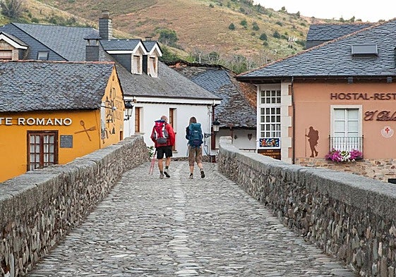 Peregrinos en el puente romano de Molinaseca.