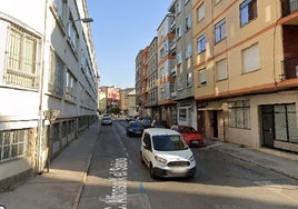Imagen de la calle donde está situado uno de los dos inmuebles a subastar en Ponferrada.