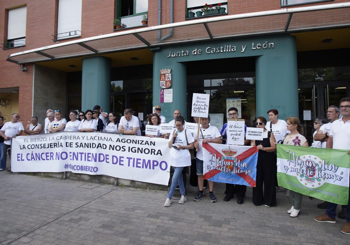 Imagen de la concentración de OncoBierzo frente a la sede la Junta en Ponferrada.