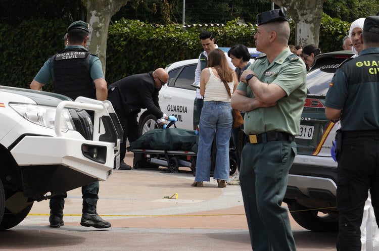 Los servicios funerarios proceden a la retirada del cadáver de la víctima en presencia de las Fuerzas el Orden.