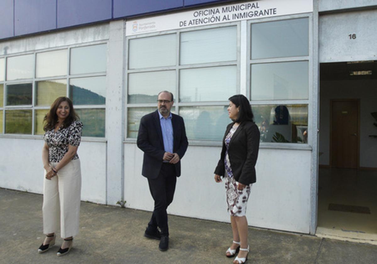 El alcalde de Ponferrada junto a la concejala de Interculturalidad (I) y personal de la Oficina del Inmigrante, durante su inauguración.