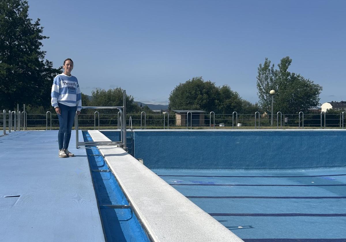 La edil de Deportes, Eva González, en las piscinas de Fuentesnuevas.