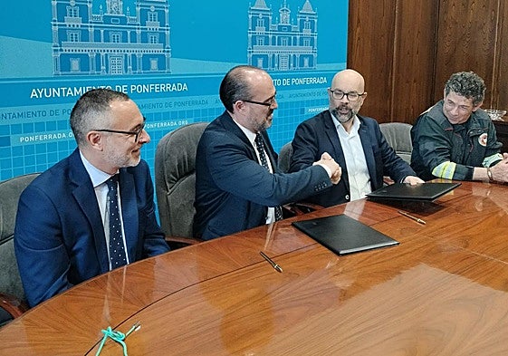 Imagen de la firma del convenio.