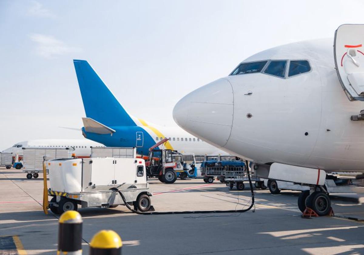 Imagen de un avión repostando combustible.