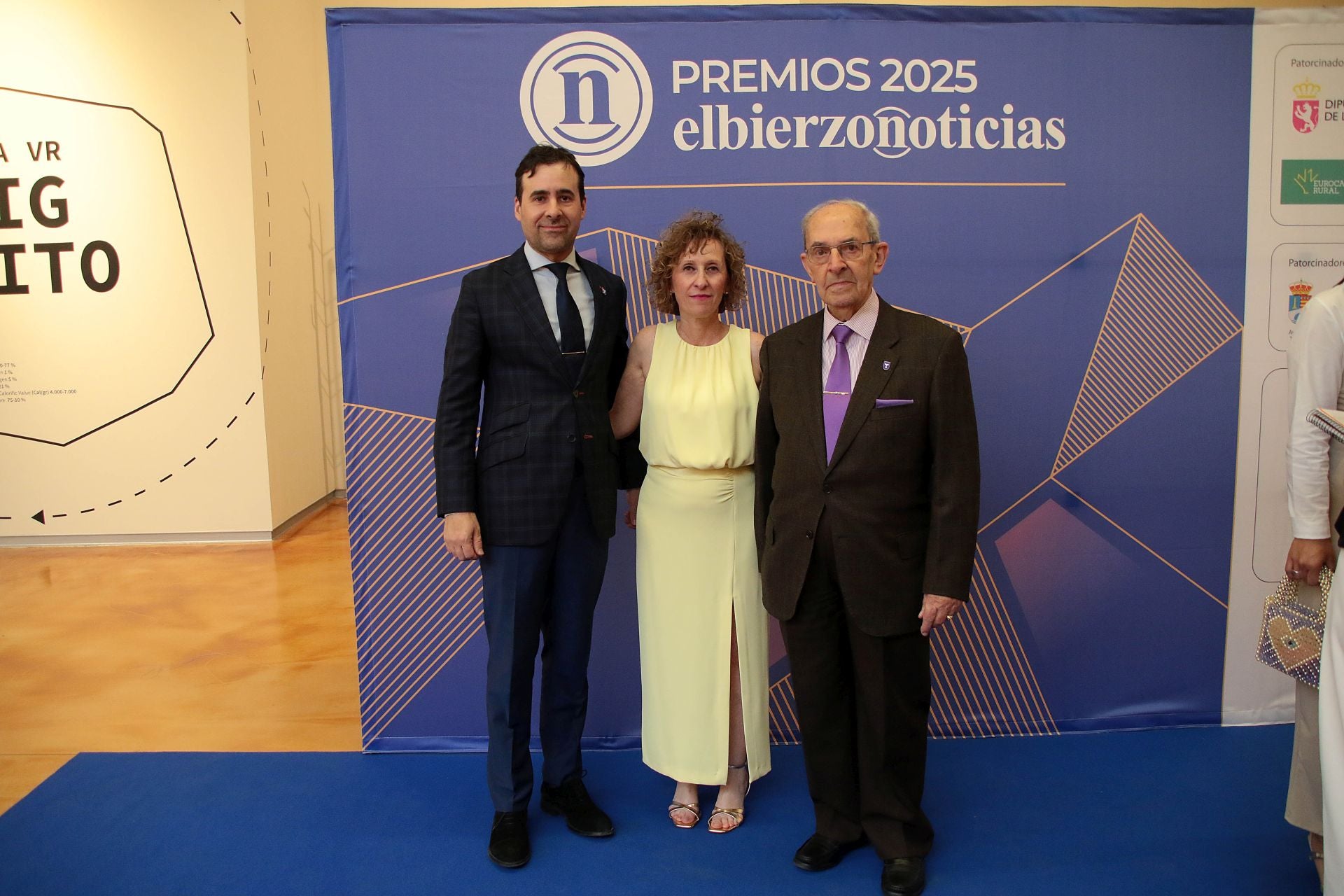 Alberto Olego y Emilio Álvarez (Cofradía de Jesús Nazareno del Silencio) con Carmen Ramos (Elbierzonoticias).