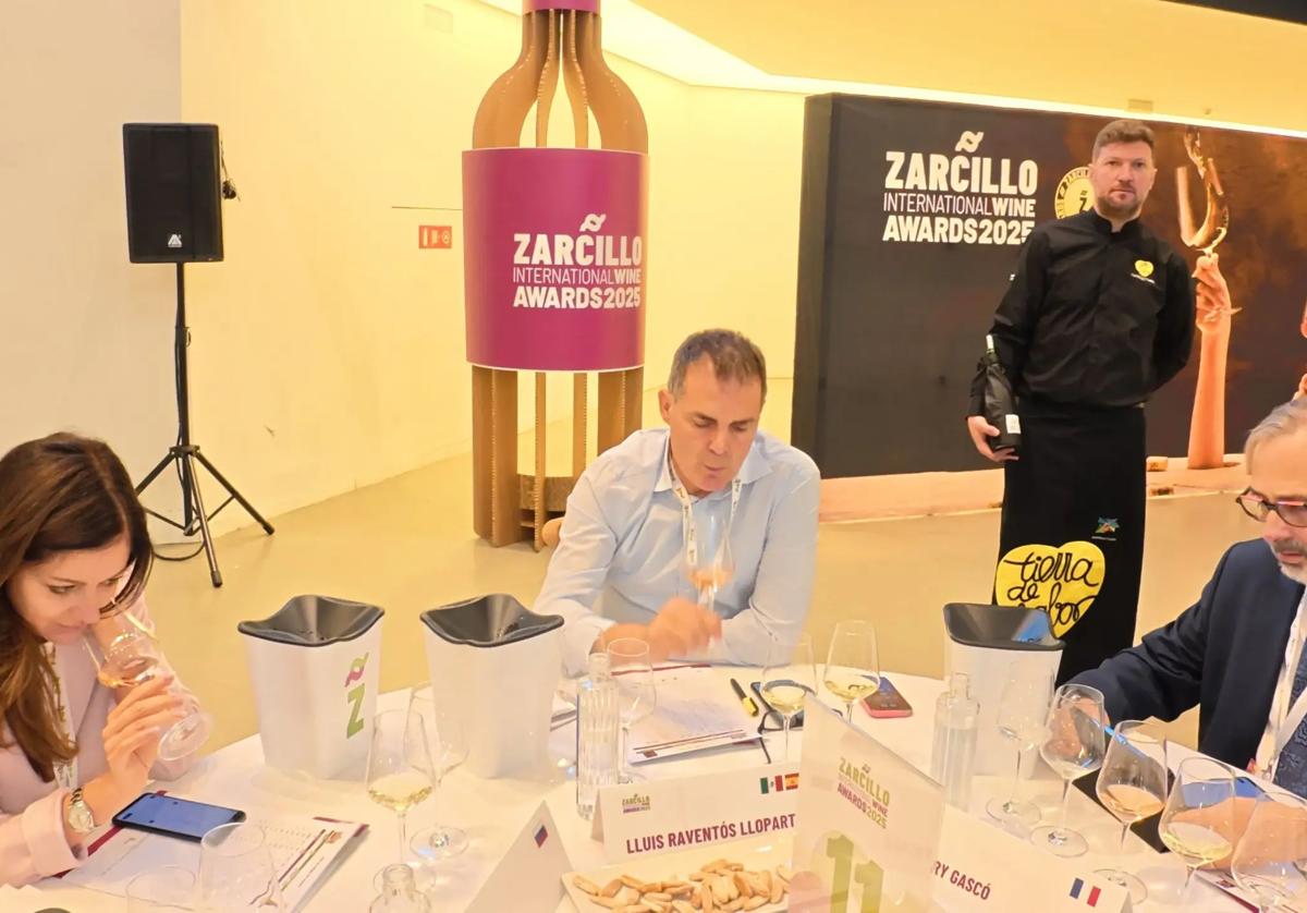 El jurado catando los vinos que se presentaron a la edición de 2025 de los premios Zarcillo