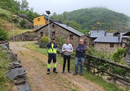 El concejal de Merio Rural, Iván Alonso (C), presentó la nueva iluciñon de San Adrián.