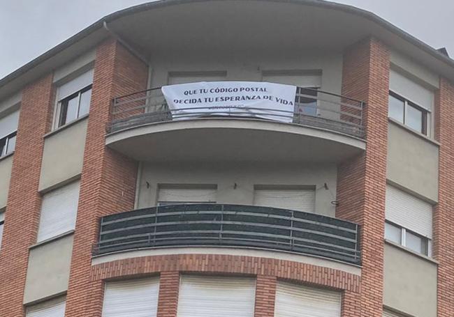 Pancarta en apoyo de OncoBierzo en la terraza de un edificio en el casco antiguo de Ponferrada.