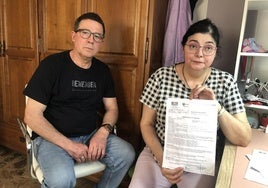 María Yolanda Pérez muestra uno de los informes clínicos del servicio de Urgencias del Hospital del Bierzo en presencia de su marido.