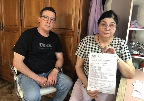 María Yolanda Pérez muestra uno de los informes clínicos del servicio de Urgencias del Hospital del Bierzo en presencia de su marido.