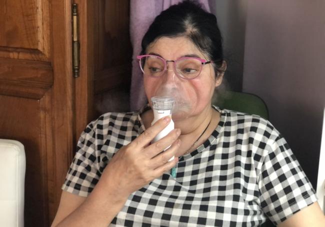 María Yolanda Pérez, con el inhalador, durante la entrevista.