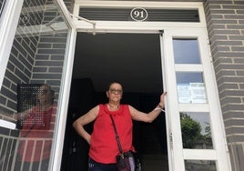 Concepción Guerra en la puerta del portal donde tiene el piso que habita un inquiokupa.