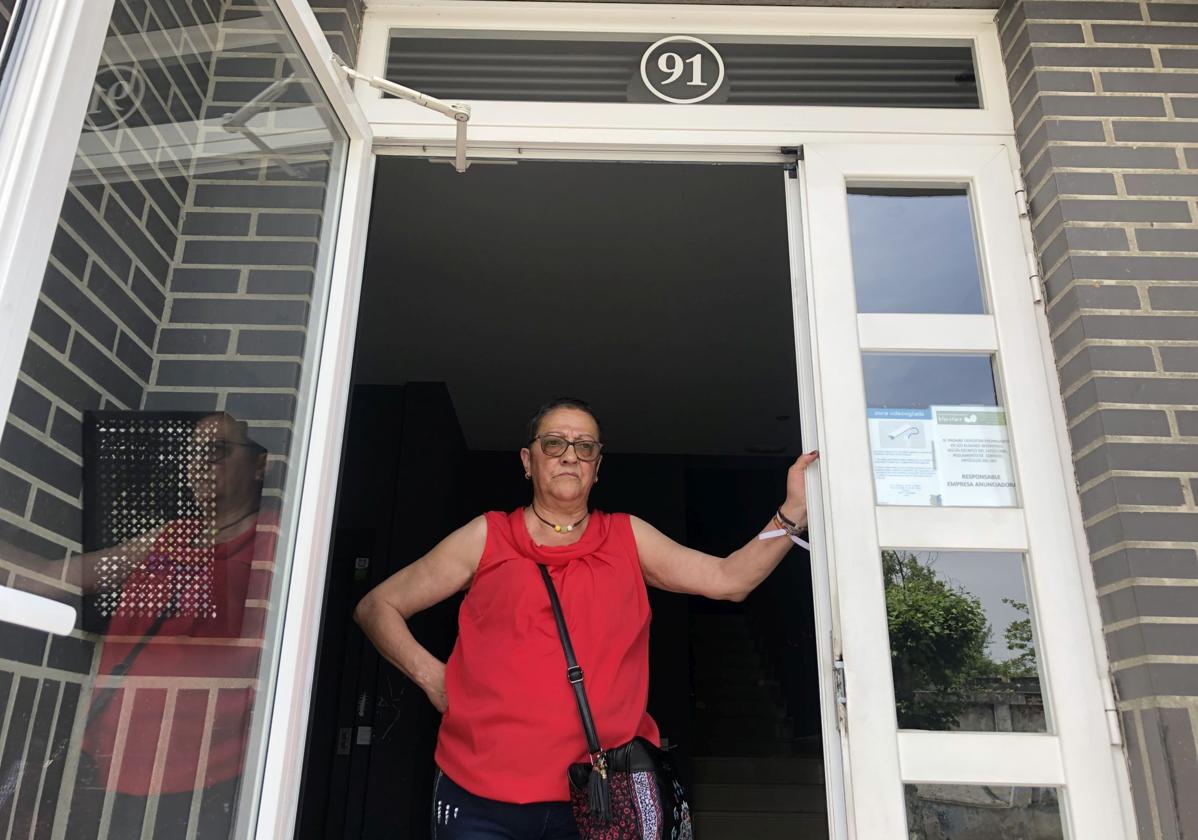 Concepción Guerra en la puerta del portal donde tiene el piso que habita un inquiokupa.