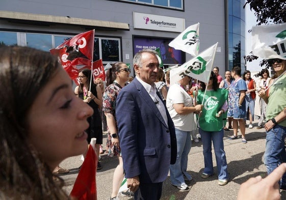 El secretario general del PCE, Enrique Santiago, acudió a la concentración en Teleperformance.