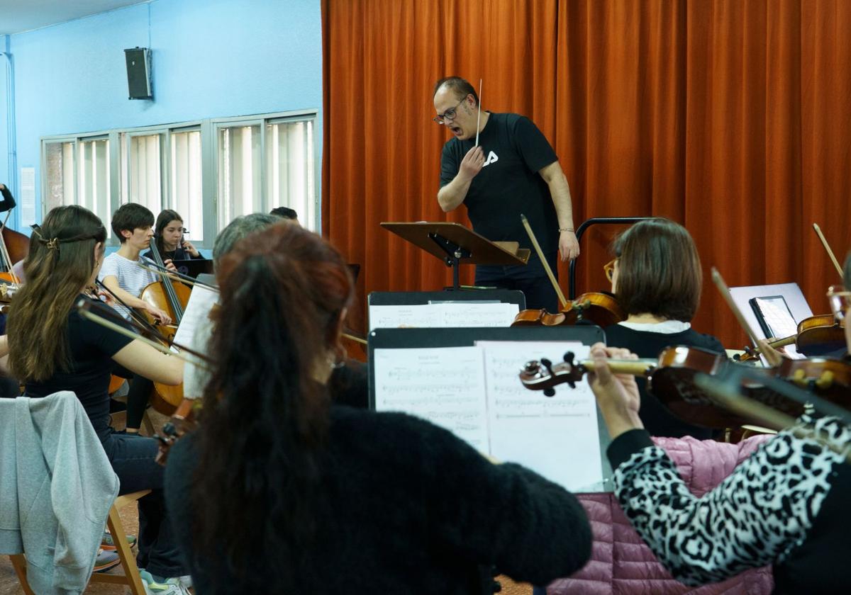 La Orquesta Sinfónica de Ponferrada en un momento durante un ensayo.