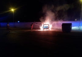 Los bomberos sofocan el incendio de un vehículo en Fuentesnuevas.