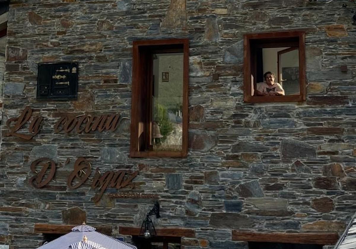 Nathalie Orgaz inaugura el 4 de julio el único restaurante que hay en Burbia.
