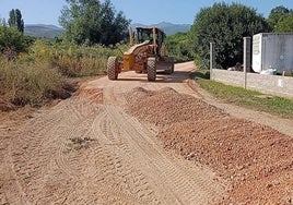 Imagen del inicio de los trabajos de asfaltado en caminos del medio rural de Ponferrada.